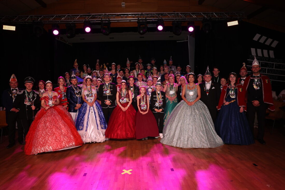 Floß. Der Faschingsverein Stammtisch Botzersreuth feierte Geburtstag und alle sind gekommen. Der Jubiläumsverein empfing an seinem 35. Geburtstag am Donnerstag zahlreiche hohe Gäste und richtete das Prinzenpaartreffen dieser Faschingssaison aus. Die Mehrzweckhalle in Floß war dafür die perfekte Location und sorgte für das passende Ambiente.