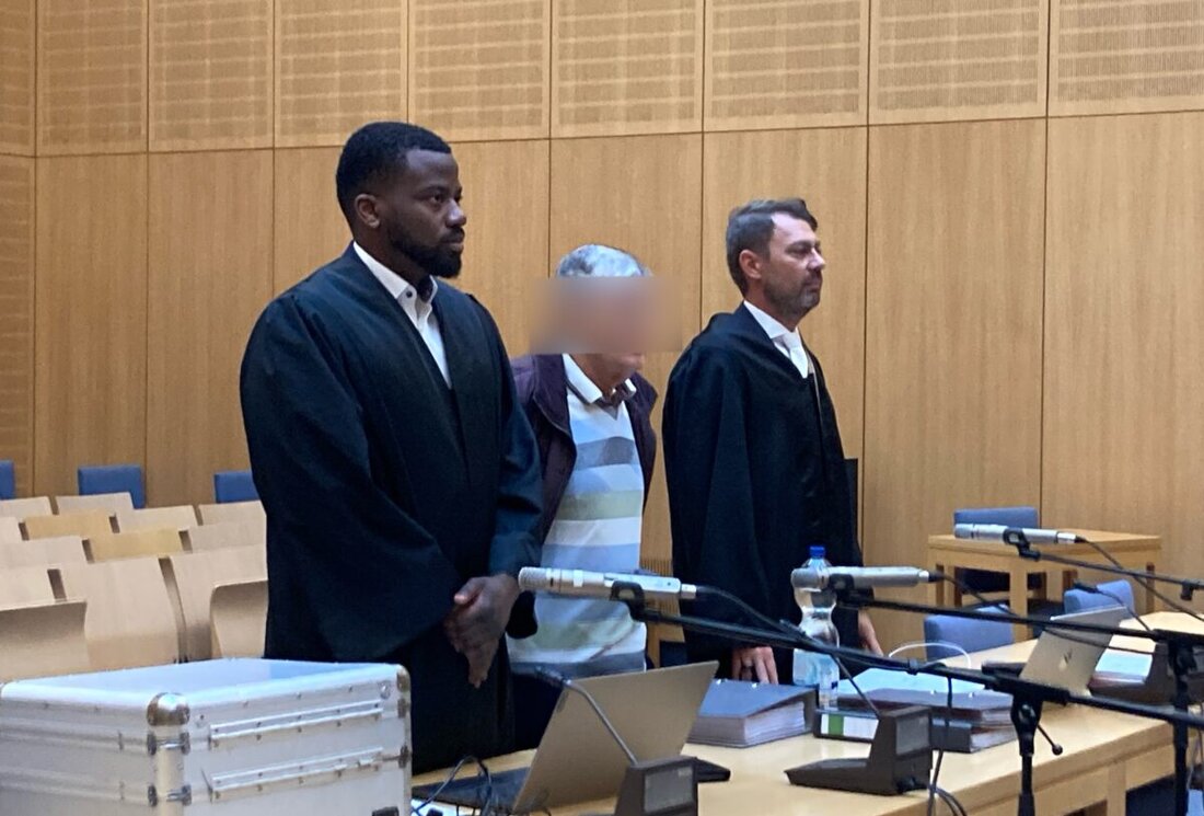 Weiden/Plauen. Bei diesem Urteil stockte nicht nur den Verteidigern kurz der Atem. Acht Jahre Haft hatte das Landgericht Weiden Anfang 2024 gegen einen 79-jährigen Angeklagten verhängt. Er war auf der A93 mit einer Hänger-Ladung voll Grünabfall einer Cannabis-Plantage erwischt worden.