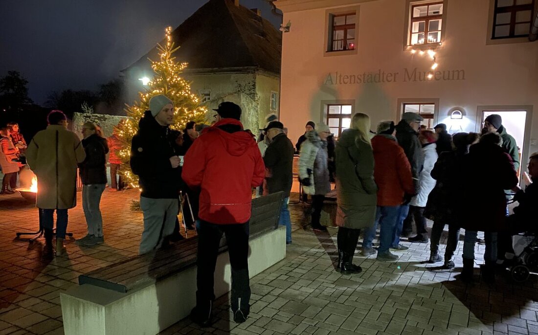 Altenstadt/WN. Beim 2. Adventsstammtisch vor dem Museum konnte der Heimatverein 120 Besucher begrüßen.