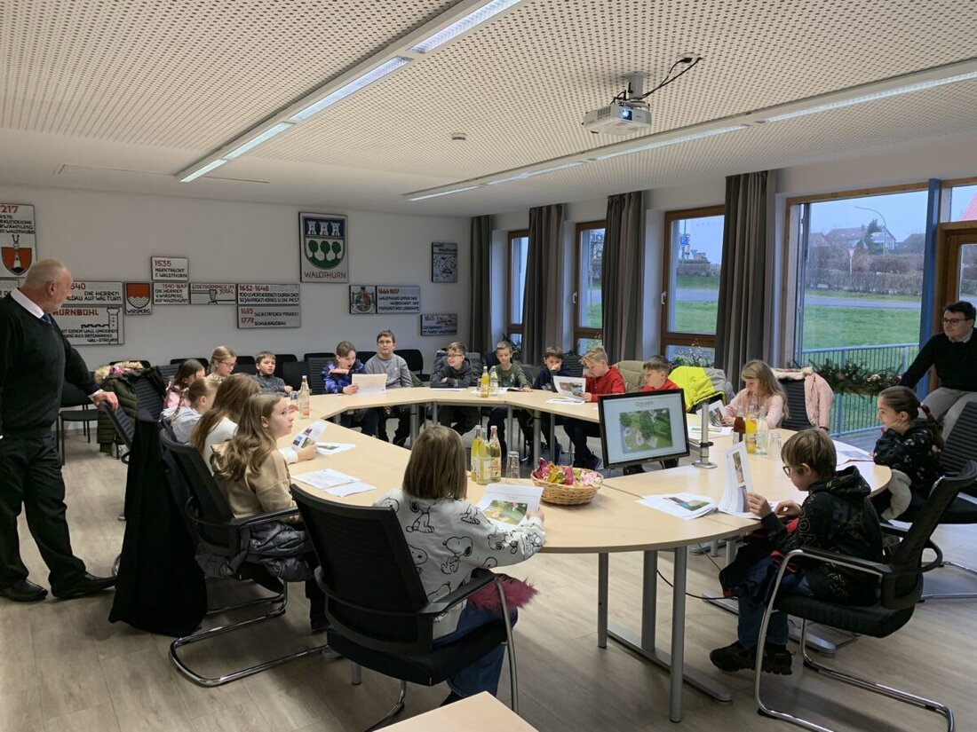 Waldthurn. Im HSU-Unterricht beschäftigt sich die 4. Klasse der Grundschule Waldthurn gerade mit dem Thema „Gemeinde“ und da durfte natürlich der obligatorische Besuch im Rathaus nicht fehlen.