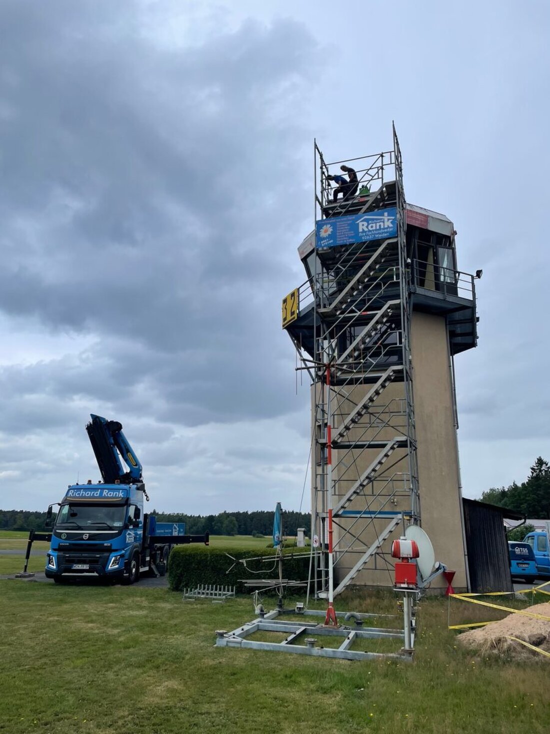 Weiden. Die Mitglieder der BI Fluglärm rieben sich in den vergangenen Wochen die Augen: Der Tower am Flugplatz Latsch wurde saniert. Dabei wähnte sich die BI doch eigentlich kurz vor der Ziellinie: der Herabstufung des Luftlandeplatzes zum Sonderlandeplatz. Ein Tower wäre dann überflüssig.