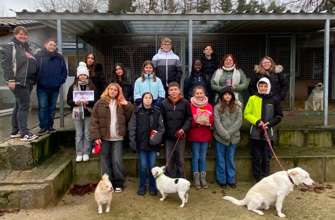 Schüler der Realschule Kemnath sammelten Spenden für das Tierheim Tirschenreuth und lernten über die Verantwortung beim Halten von Tieren. Sie spendeten insgesamt 445,02 € und besuchten das Tierheim, um sich über die Schicksale der Tiere zu informieren.