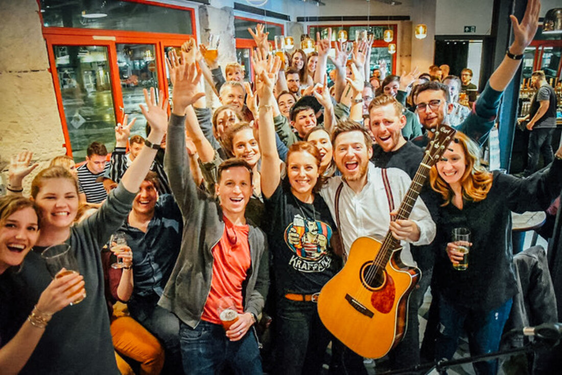 Weiden. GWASCH feiert ihr fünfjähriges Jubiläum mit einem ausverkauften Sing-Along-Konzert am Samstag. Aufgrund hoher Nachfrage aus der Oberpfalz gibt es ein weiteres Konzert in Stuttgart am 26. Januar, inklusive Busfahrt.