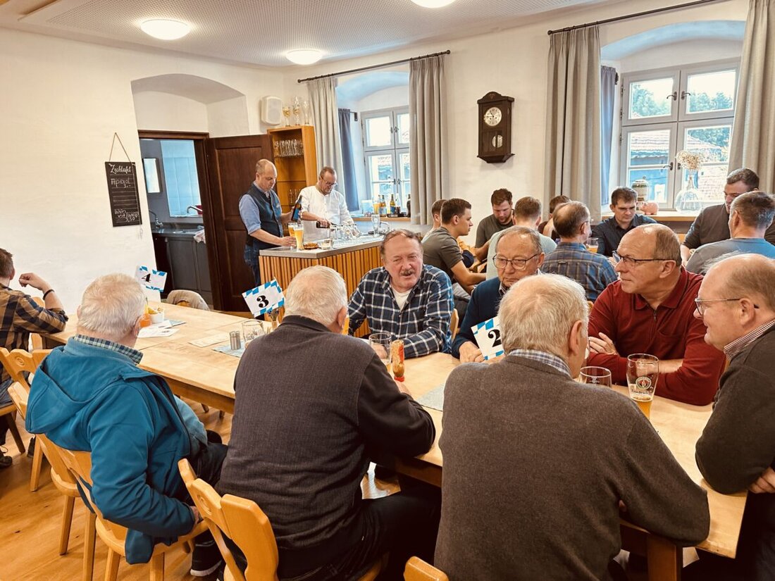 Beidl. Die Kirwa war ein ruhiges, geselliges Fest der Gemeinschaft, getragen von vielen Helfenden. Kaffee, Kuchen, Brotzeiten und Frühschoppen mit Weißwürsten sorgten bis in den Abend für gute Stimmung.