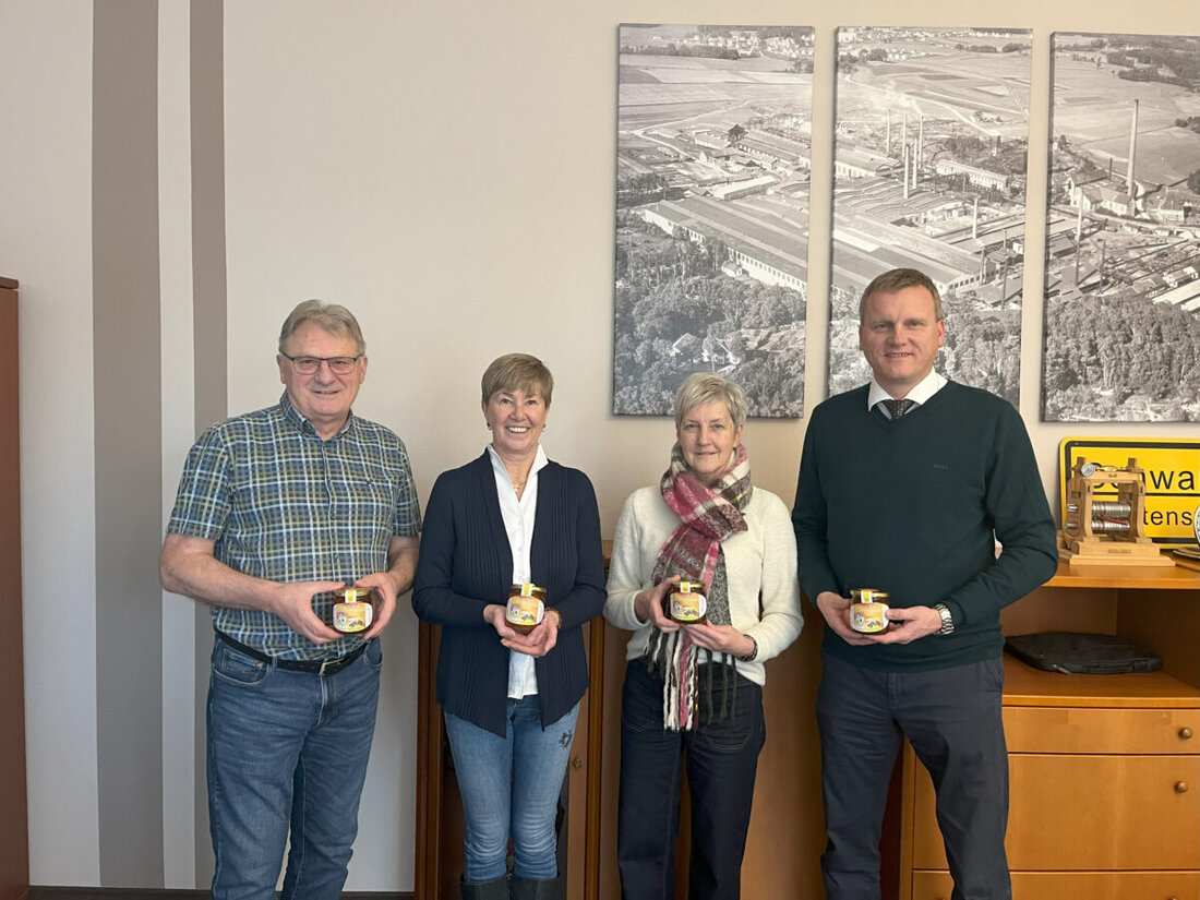 Maxhütte-Haidhof. Der Imkerverein Burglengenfeld/Maxhütte-Haidhof spendete 18 Kilogramm Honig an Dr. Loew Soziale Dienstleistungen. Die Honiggläser wurden an Bedürftige im Städtedreieck verteilt.