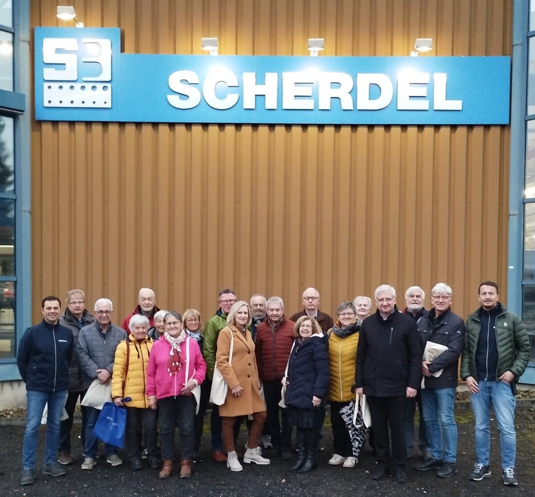 Waldershof. Der InitiAKTIVKreis Tirschenreuth hat die Firma Scherdel besichtigt, ein über 130 Jahre altes, weltweit tätiges Familienunternehmen mit fast 7000 Mitarbeitern. Die Besucher waren beeindruckt von den Einblicken in die moderne Produktion und Technik.