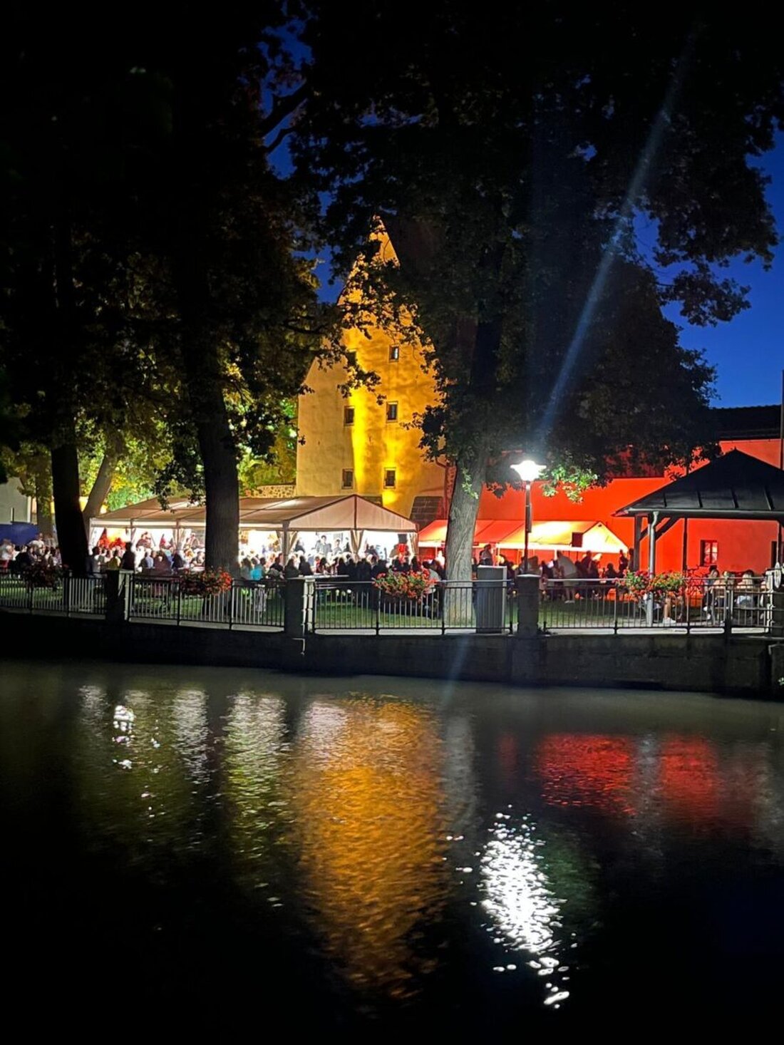 Grafenwöhr. Bei heißem Sommerwetter mit einem Sarti- oder Aperol Spitz in der Hand auf einen See blicken. Wer denkt da nicht gleich an den Lago de Garda?
