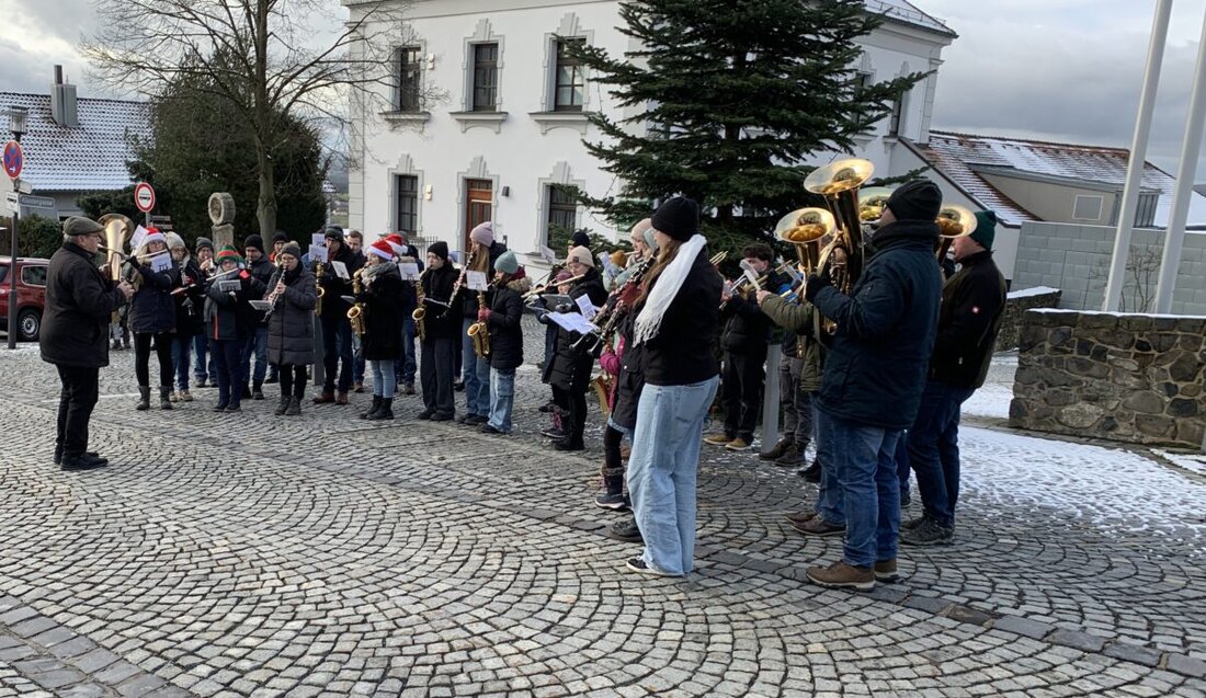 Parkstein. Seit fast 40 Jahren, erinnern die Musiker der Jugendblaskapelle am Heiligen Abend an die Geburt Jesu. Pünktlich ab 13 erklingen weihnachtliche Klänge auf dem Platz vor dem Rathaus. In zwei Gruppen spielten die Musiker in den Straßen der Marktgemeinde.