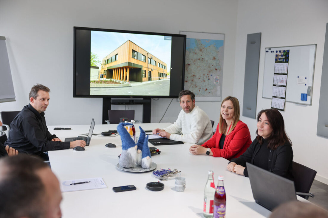 [Advertorial] In der jungen Modulbausparte der Jaeger Gruppe hat Langeweile keinen Platz, zu spannend und vielfältig sind die Aufgaben und Möglichkeiten. Studierende aus den Bereichen Bauingenieurwesen und Architektur haben beim Praxistag am 19. Februar die Möglichkeit, einen umfangreichen Blick hinter die Kulissen zu werfen und mit dem Team unkompliziert ins Gespräch zu kommen. 