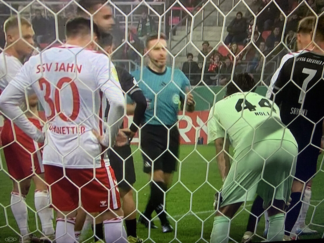 Fürth. Nach dem 4:0-Hinspiel-Triumph beim SSV Jahn stand die SpVgg Greuther Fürth auf einem Aufstiegs-Relegationsplatz. Zwei Trainerwechsel und eine Pokal-Niederlage in Regensburg später beträgt der Abstand zum Abstiegsrelegationsplatz nur noch sechs Punkte. Dahin schielt auch das Oberpfälzer Schlusslicht.