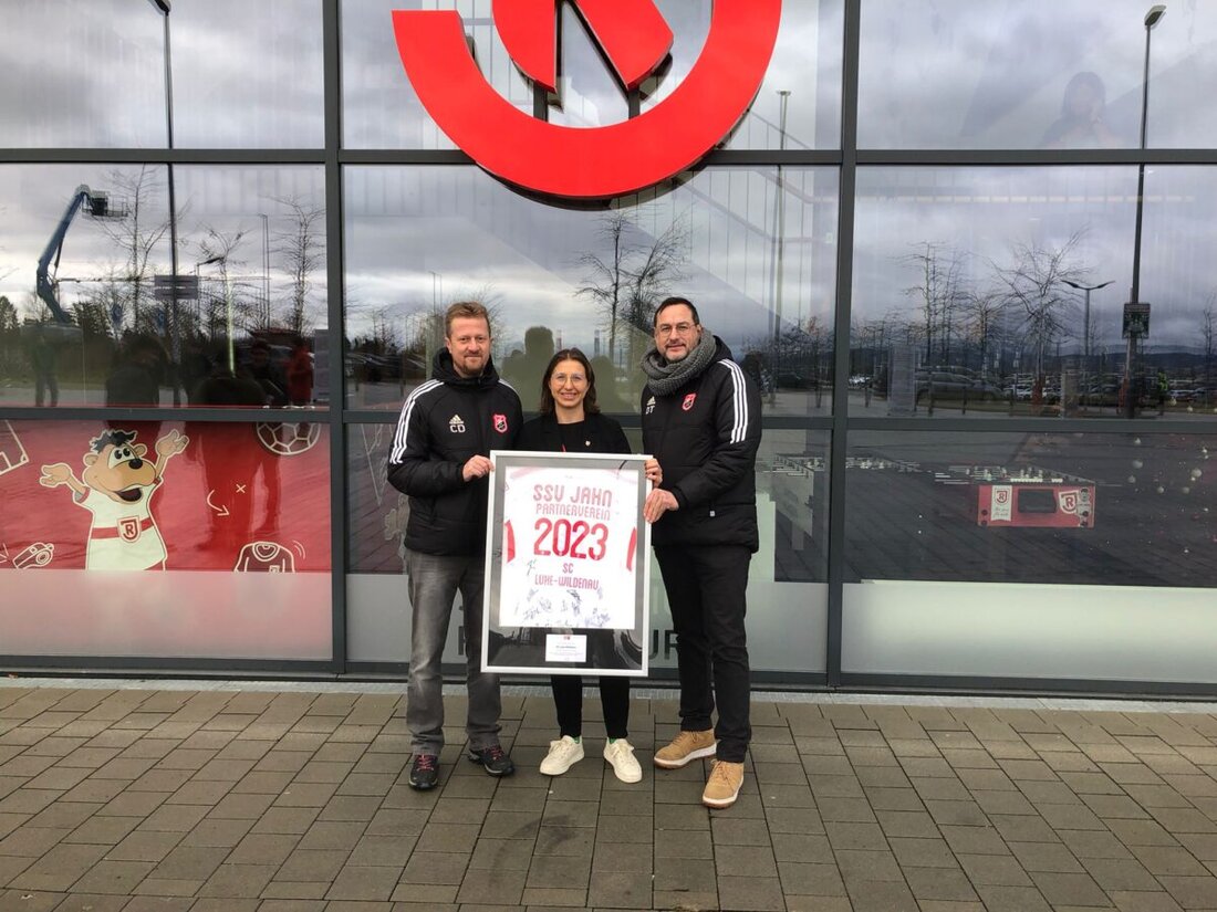Luhe-Wildenau/Regensburg. Bei einer feierlichen Übergabe erhielt der SC Luhe Wildenau ein offizielles Trikot des SSV Jahn Regensburg als Zeichen der neuen Partnerschaft. Die Kooperation zielt darauf ab, insbesondere im Jugendbereich den sportlichen Austausch zu fördern und die regionale Vernetzung zu stärken.