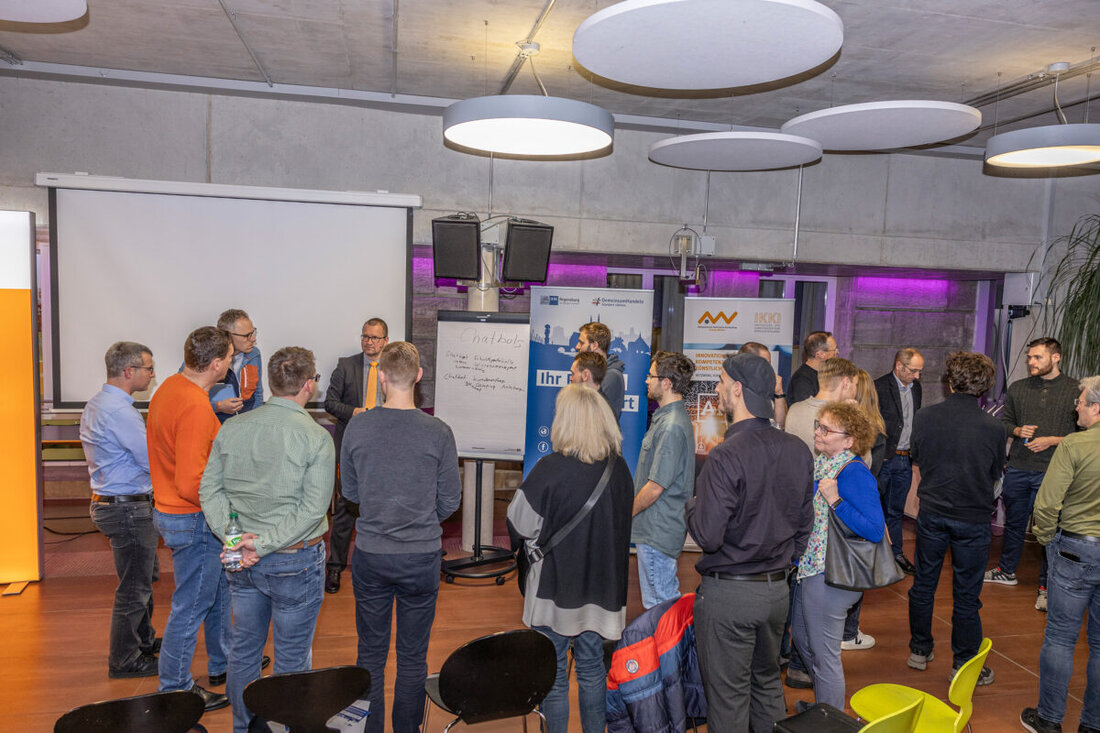 Die OTH Amberg-Weiden organisierte ein Event, bei dem Unternehmensvertreter und KI-Experten über den Einsatz von KI in der Praxis diskutierten. Praktische Anwendungen wie ein studentenunterstützender Chatbot und ein Reisebuchungs-Chatbot wurden präsentiert.