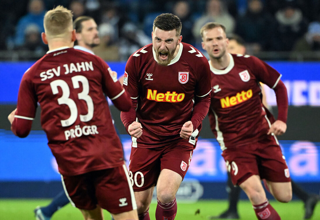 Karlsruhe. So nah dran war der SSV Jahn selten an einem echten Erfolgserlebnis wie heute Abend bei einem verunsicherten Karlsruher SC. Zweimal in Führung, zwei krumme Elfer für den KSC und dann gnadenlos ausgekontert. Regensburg lebt, aber nur noch auf der Intensivstation der Zweiten Liga.