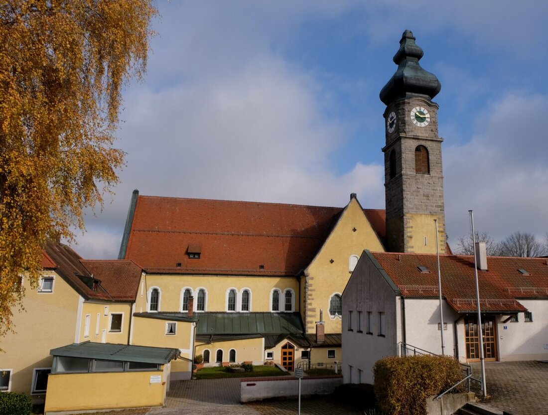 Floß. Seit Jahren fehlt auf dem Flosser Kirchturm das Kreuz. Dem nicht genug: Auch der Erzengel ist beim Restaurieren. Jetzt läutet eine Glocke nicht. Was ist da los?