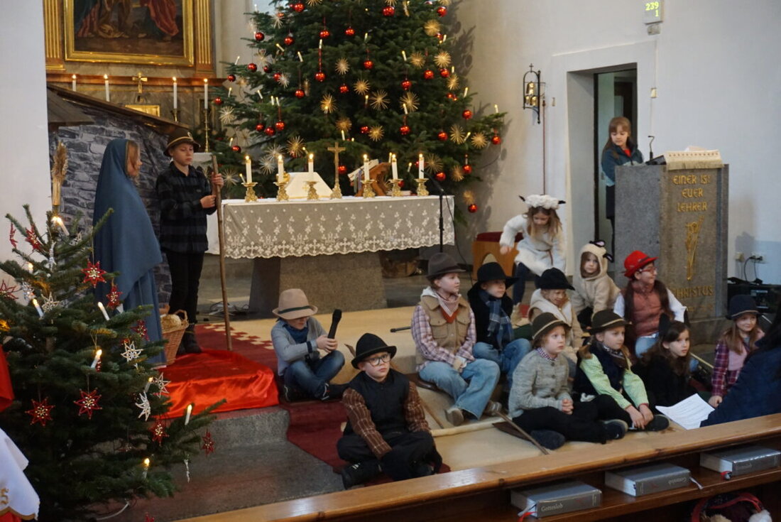 Flossenbürg. Kinder beeindruckten mit einem Krippenspiel während der Kinderchristmette, welches sie seit Ende November einstudierten. Pfarrer John Subash Vincent dankte mit "Schei woar’s" für die Aufführung und den musikalischen Beitrag.