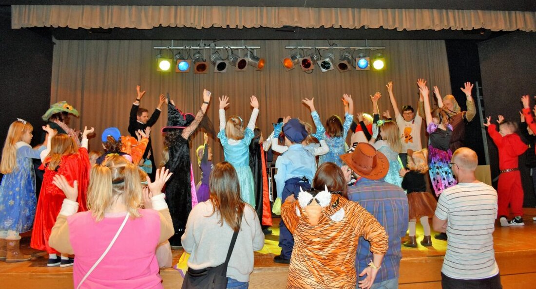 Grafenwöhr. Die Katholische Pfarrgemeinde lud zum Kinderfasching in den großen Jugendheimsaal, der sich zunehmend füllte. Danach ging es rund auf der Bühne und im Saal.