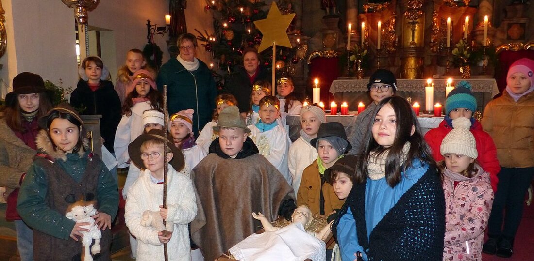 Schlammersdorf. Die Kindermette in der Pfarrkirche St. Luzia war geprägt von einem lebendigen Krippenspiel und der musikalischen Begleitung durch Bettina Wellert und Claudia Reindl.
