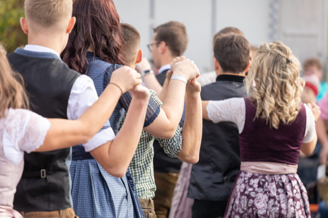 Amberg-Sulzbach. Ein Kurs zur Ausbildung von Kirwatanzlehrern findet am 8. Februar 2025 im Kultur-Schloss Theuern statt, Anmeldungen sind bis zum 24. Januar möglich.