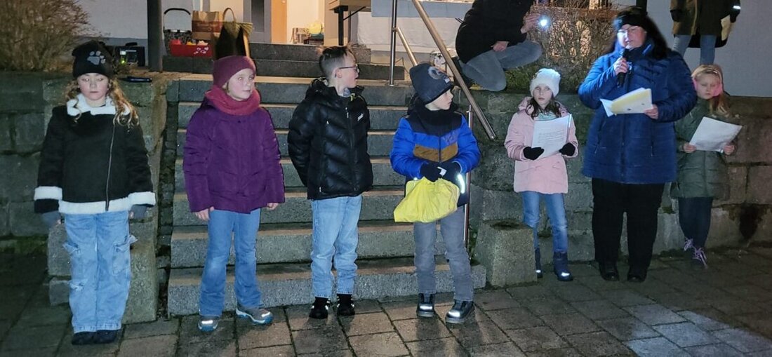 Flossenbürg. Kerstin Wallmeyer leitete eine Andacht mit Kommunionkindern, die ein Adventfenster gestalteten und eine Geschichte über Licht brachten. Sie verdeutlichten, dass wenig nötig ist, um Hoffnung und Zuversicht zu verbreiten.