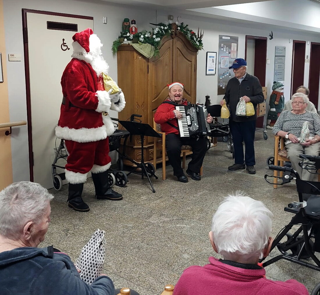 Hammergmünd. Weihnachtslieder, Santa Claus und kleine Geschenke mit diesem Dreiklang besucht der Kontakt-Club das Seniorenheim.