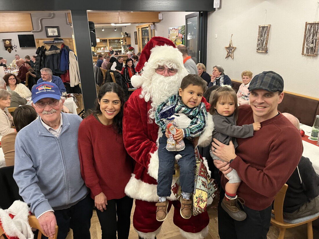 Grafenwöhr. Santa Claus, gutes Essen, herrliche Stimmen und ein Dank an Walter und Anni Brunner standen im Mittelpunkt der weihnachtlichen Feier des Kontakt-Clubs im Hotel zur Post.