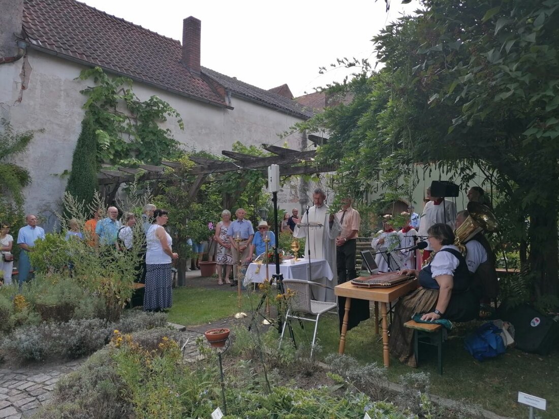 Schnaittenbach. Der Obst- und Gartenbauverein Schnaittenbach pflegt den Brauch des Kräuterbuschenbindens zu Mariä Himmelfahrt, geweiht im Kräutergarten bei einem Gottesdienst. Tradition und Gemeinschaft stehen im Fokus, wobei Kräuter auch als Hausapotheke dienen.