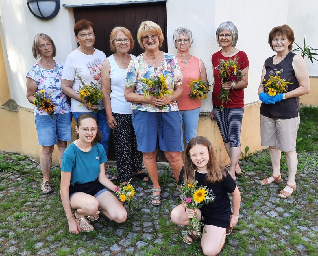 Pfreimd. Am 15. August, dem Hochfest Mariä Himmelfahrt, zugleich Patrozinium der Pfarrkirche, bot der Kolpingkreis traditionsgemäß wieder Kräuterbuschen an. Dieser Brauch, tief verwurzelt im katholischen Glauben und altem Volkswissen, verbindet Spiritualität, Naturverbundenheit und Gemeinschaft. Nicht nur die Königskerze in der Mitte des Kräuterbuschens, sondern auch mindestens vierzehn verschiedene Heilkräuter zieren diesen besonderen Strauß.