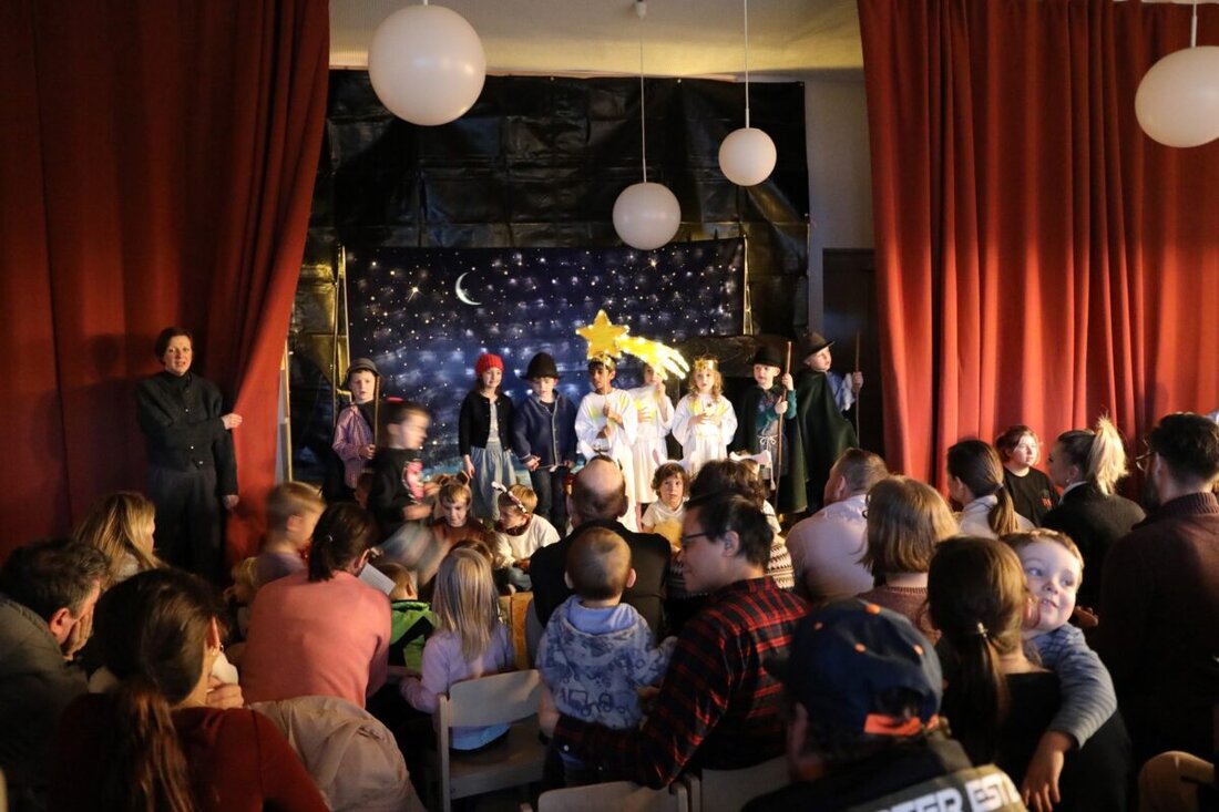 Wenzenbach. Vorschulkinder des Johanniter-Kinderhauses "Storchennest" begeisterten am Dienstag mit einem Krippenspiel. Das Publikum, bestehend aus Familienmitgliedern, war vom Auftritt der Kinder beeindruckt und dankte dem Team mit Applaus.