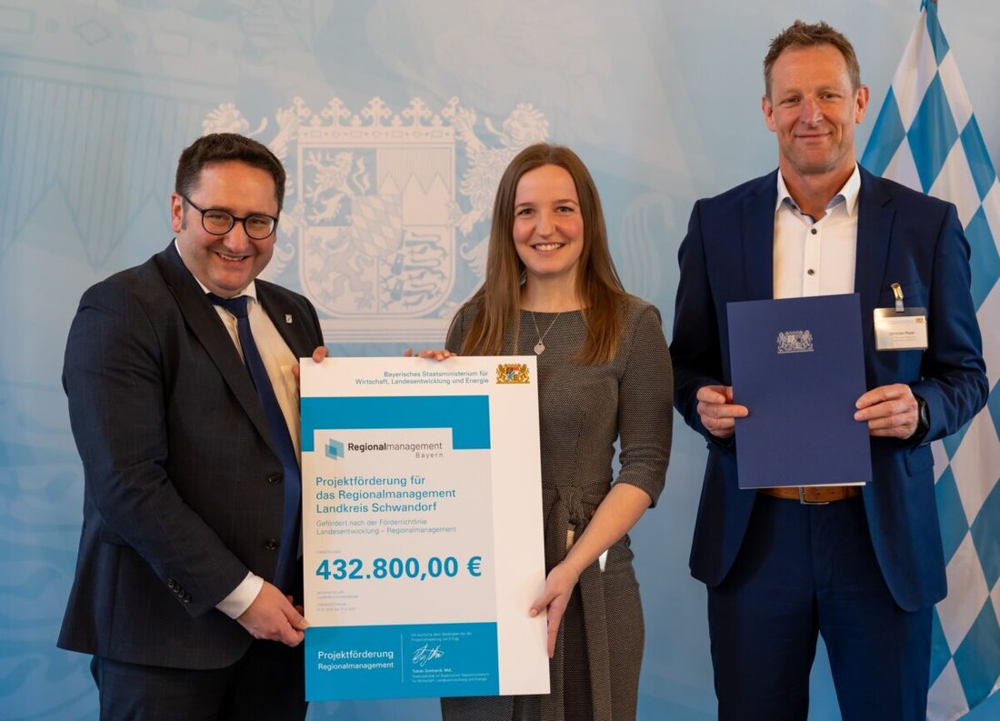 Schwandorf. Am 27. Januar 2025 überreichte Wirtschaftsstaatssekretär Tobias Gotthard in München einen Förderscheck über 432.800 Euro für das Regionalmanagement.