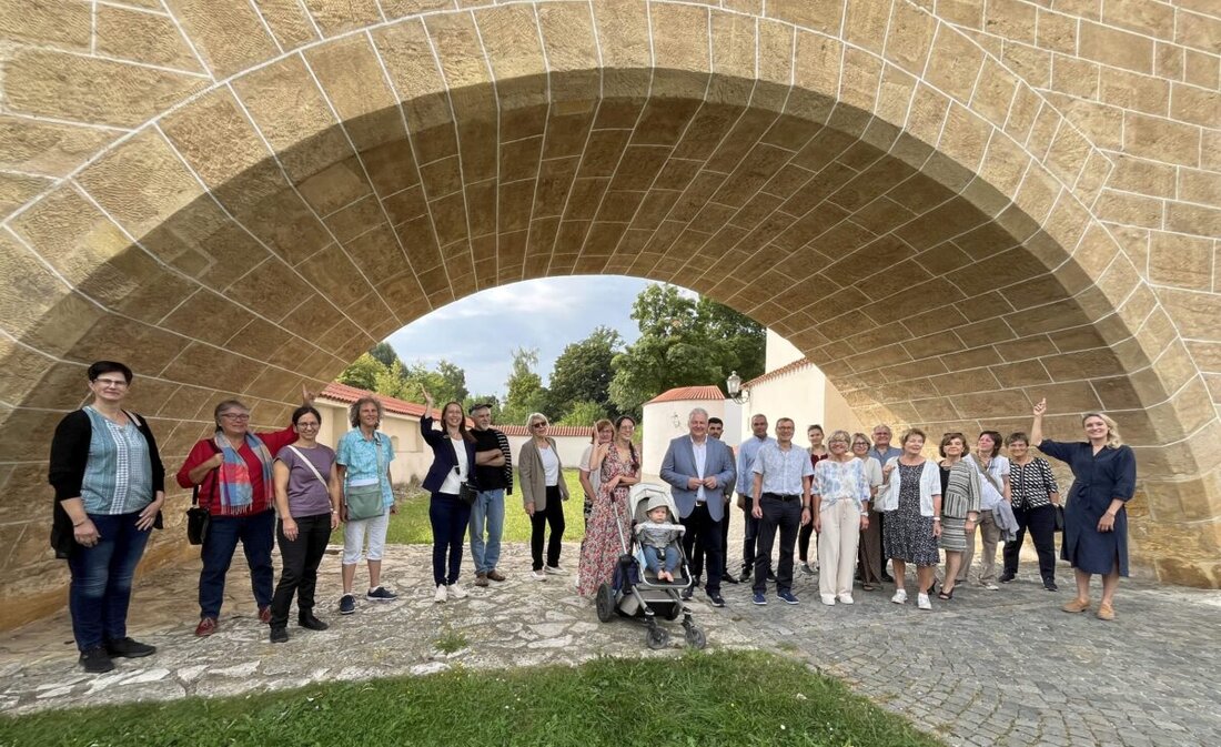 Amberg. Landrat Richard Reisinger dankte den ehrenamtlichen Integrationslotsen für ihre kulturelle Brückenbauarbeit und führte sie durch das Landratsamt. Sie unterstützen bei Behördengängen und organisieren Sprachcafés, wobei sie vorwiegend ehrenamtlich tätig sind.
