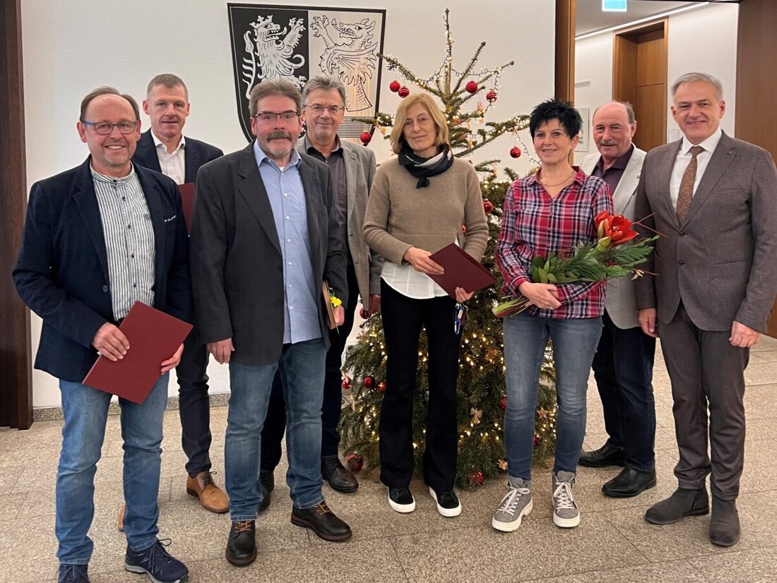 Tirschenreuth. Drei Dienstjubiläen und zwei Verabschiedungen standen zum Ende des Jahres bei einem Personaltermin auf der Tagesordnung.