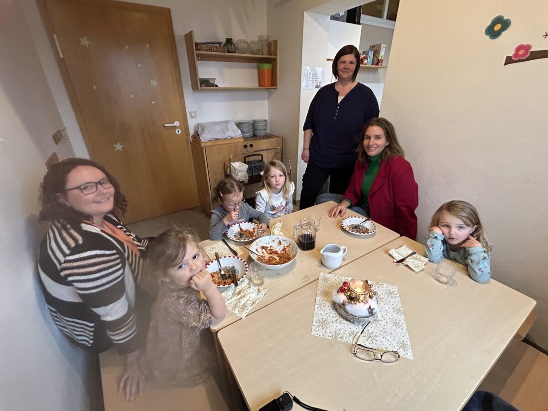 Erbendorf. Eine Landtagsabgeordnete unterstützt mit ihrem Einsatz im Bioladen "Schwammerl" die Förderung regionaler Bio-Kost. Der Bioladen beliefert Schulen und Kindergärten mit gesunden Mahlzeiten, einschließlich einer beliebten Gemüse-Lasagne.