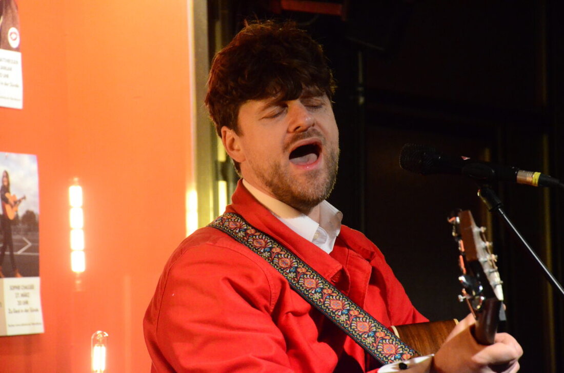 Weiden. Ein singender Pendler  zwischen Dänemark und Deutschland spielt mit seiner Gitarre sanfte Balladen.