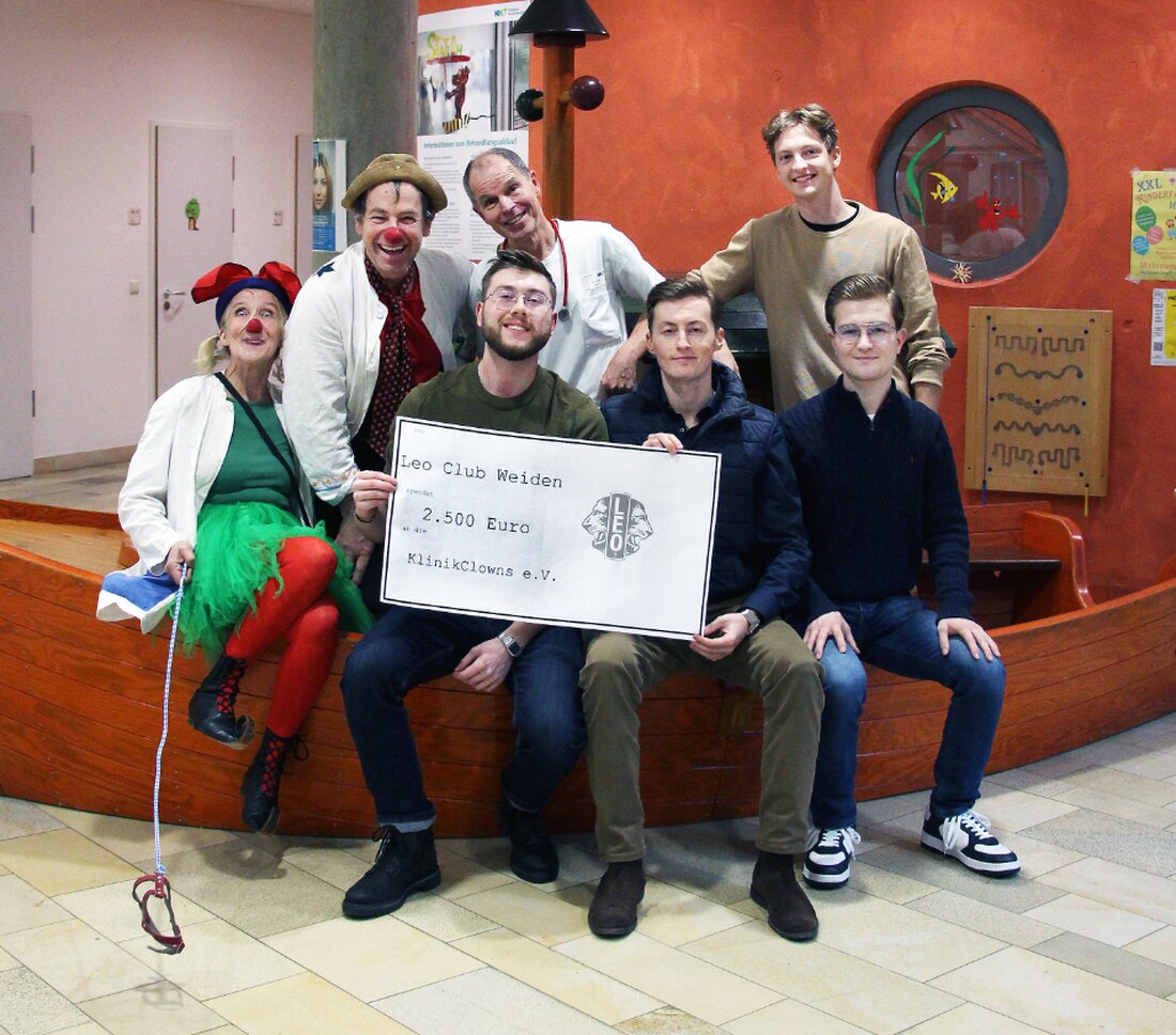 Weiden. Der Leo-Club Weiden spendet 2.500 Euro an Klinikclowns, um kranken Kindern im Klinikum Weiden Freude zu bereiten. Die Spende wurde auf dem Weihnachtsmarkt in Tirschenreuth durch Glühweinverkauf gesammelt.