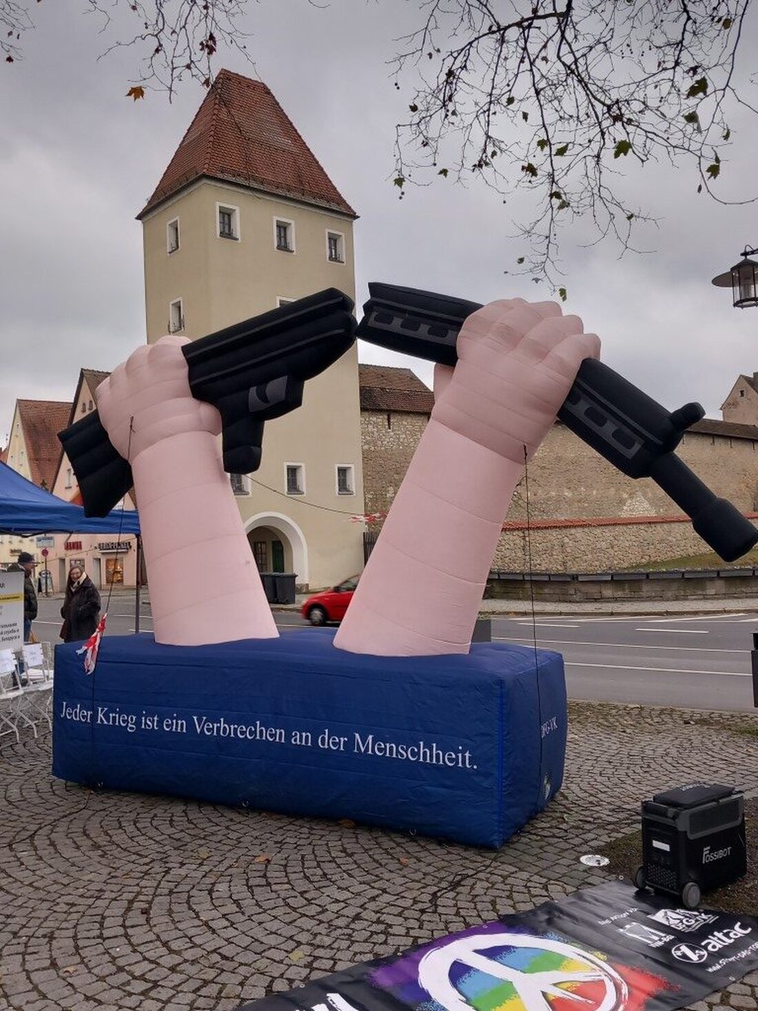 Schwandorf. Bei Frosttemperaturen hielt die DFG-VK eine Mahnwache in Schwandorf ab, um auf Verhandlungsmöglichkeiten zur Beendigung des Ukraine-Krieges und auf soziale Verteidigung hinzuweisen. Sie informierten auch über Kriegsdienstverweigerung und kritisierten die geringe Asylbewilligung für russische Deserteure.