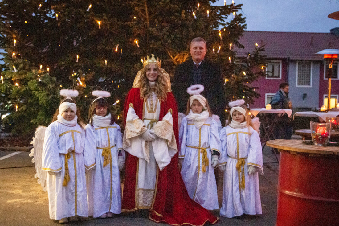 Maxhütte-Haidhof. Der 31. Weihnachtsmarkt in Maxhütte-Haidhof wurde mit festlichem Programm und über 60 Buden gefeiert, Bürgermeister und Christkind eröffneten.