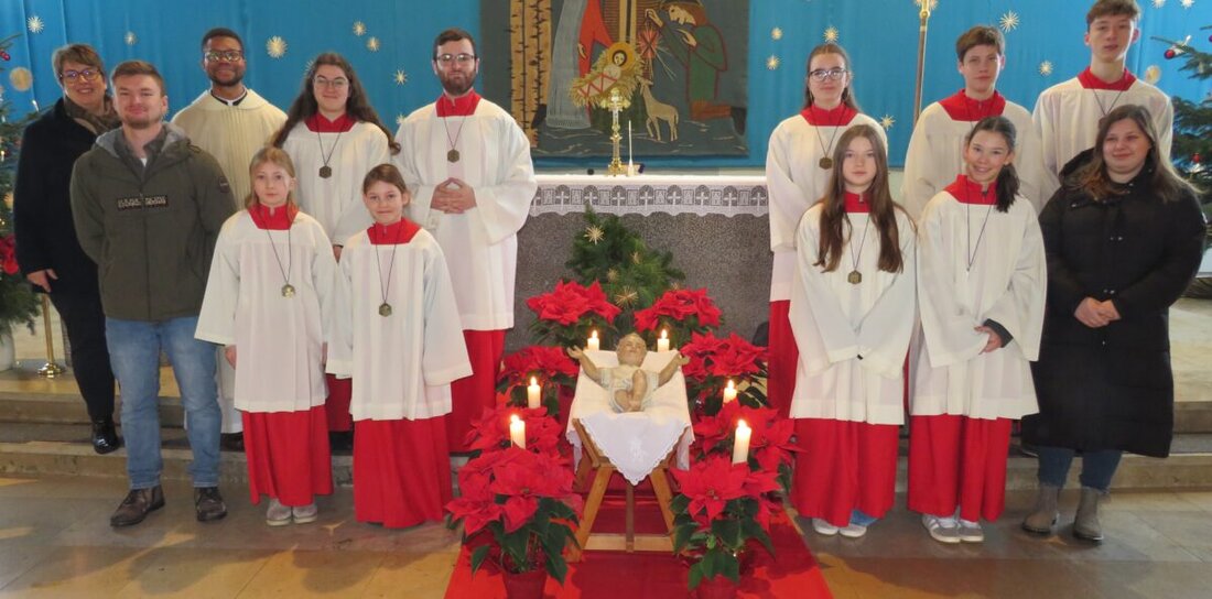 Altenstadt/WN. In einem feierlichen Gottesdienst, wurden vier Mädchen neu in die Schar der Ministranten aufgenommen.