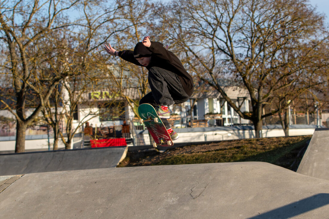 Amberg-Sulzbach. Die mobile Skateanlage des Landkreises ist ein Kinder- und Jugendmagnet. Wo sie auch Station im Landkreis macht, kommen begeisterte Kinder und Jugendliche, um das Skaten auszuprobieren und ihr Können unter Beweis zu stellen. Nun sucht die Kommunale Jugendarbeit des Landkreises Amberg-Sulzbach (KoJa) eine geeignete Halle, um die Skateanlage auch während der Wintermonate nutzen zu können.