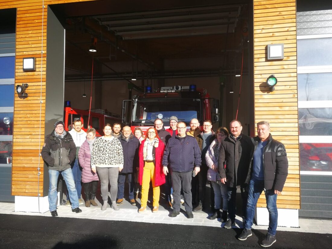 Eslarn. Das moderne neue Feuerwehrhaus der Freiwilligen Feuerwehr Eslarn, besichtigt durch SPD-Mitglieder, stärkt die Einsatzbereitschaft und Jugendarbeit.