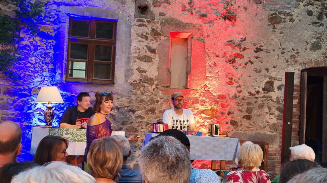Burgtreswitz. Rund 80 Besucher erlebten eine musikalische Lesung im Schlossinnenhof mit Live-Musik und Anekdoten, die vom OVIGO Theater unter dem Titel „Musik-Pleyer mit Wein-Lese“ organisiert wurde. 