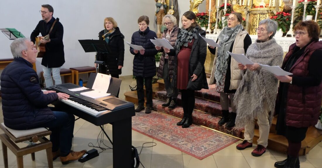 Floß. Die musikalische Gestaltung der Weihnachtsgottesdienste, unter anderem durch das Lobpreisteam und den Kirchenchor, erfreute die Gemeinde. Besonders hervorzuheben ist die Bereicherung der Feiertage durch geistliche Lieder und Texte.