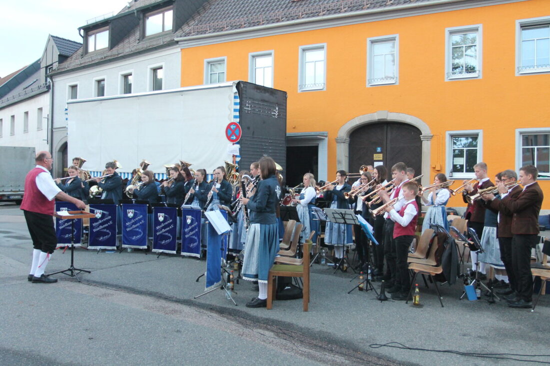 Pleystein. Das Große Vereinsorchester des Musikvereins Waidhaus begeisterte mit einem vielfältigen Programm und charmanten Moderationen. Trotz schlechter Wettervorhersagen fand die Serenade statt und endete mit Begeisterung bei den Zuschauern.