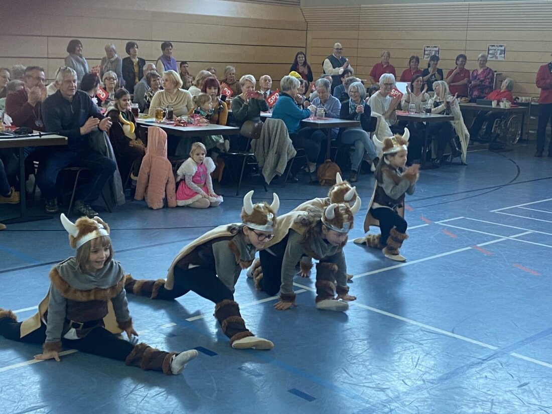 Windischeschenbach. Beim SPD Familien- und Seniorennachmittag in der Mehrzweckhalle beeindruckten besonders die Auftritte der Kinder- und Jugendnarhalla. Rund 150 Besucher applaudierten den Tänzern; Ordensverleihungen und kulinarisches Angebot rundeten das Event ab.