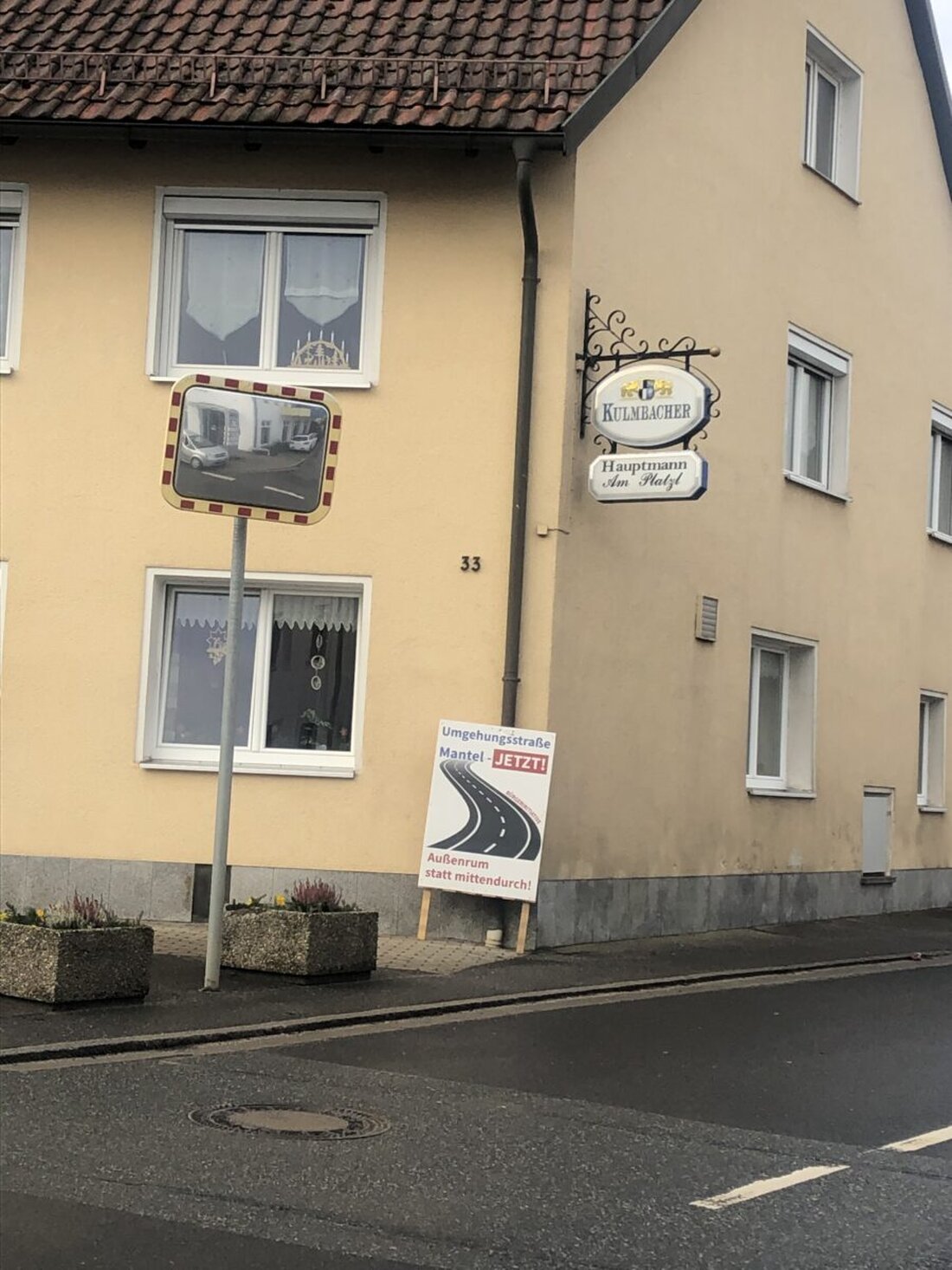 Mantel. Die Abwassergebühren steigen ab Januar 2025, und es wurden Bauprojekte sowie die Verlängerung des Schlossäckerrings als Ortsstraße genehmigt. Die Bürgerinitiative sammelte 1.700 Unterschriften für eine Ortsumgehung, deren Klärung bis 15. Januar 2025 von Umweltverbänden erwartet wird.
