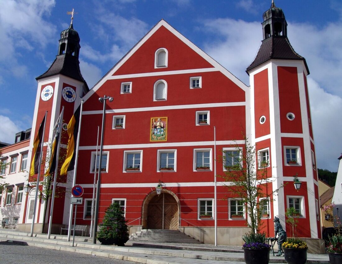 Burglengenfeld. Ab 1. August 2025 öffnet das Bürgerbüro nur an zwei Samstagen monatlich von 9 bis 12 Uhr, um den Arbeitsschutz zu verbessern und den Bürgerservice zu erhalten. Die gesamten Öffnungszeiten umfassen weiterhin 35 Stunden pro Woche, mit umfassender Planung für eine gute Erreichbarkeit.