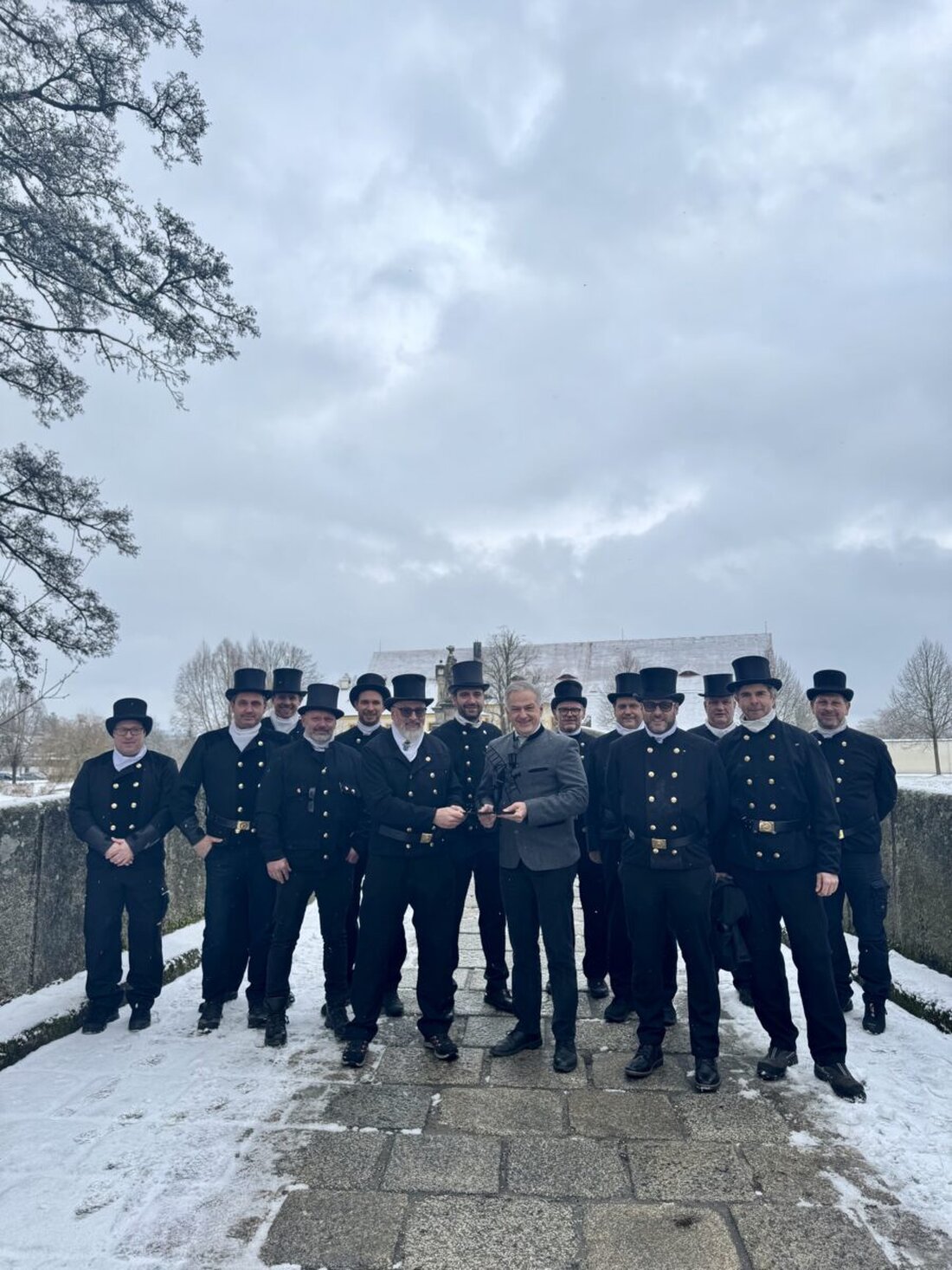 Tirschenreuth. Die Bezirksschornsteinfeger versammelten sich zum Neujahrsempfang im Landratsamt und tauschten sich mit Kollegen und Verantwortlichen aus. Landrat betont die Wichtigkeit des Berufs für die Gesellschaft und freut sich über wachsendes Interesse bei Jugendlichen.