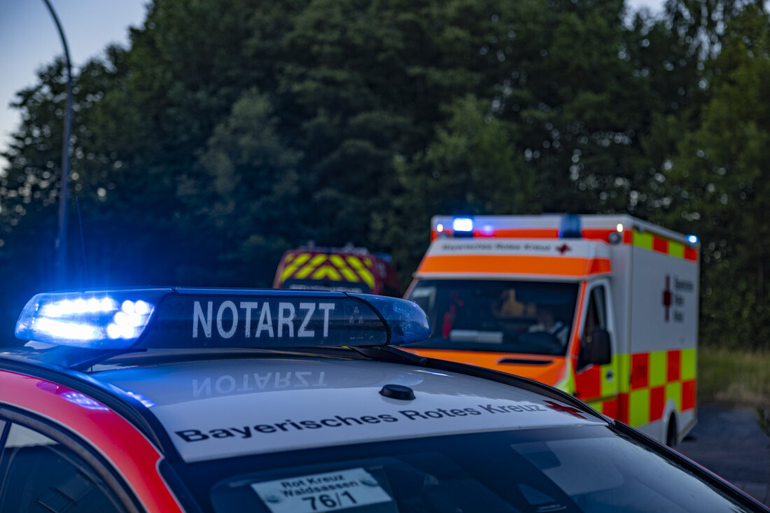 Eslarn. Am Sonntagmorgen verunglückte eine Frau (33) tödlich auf der Staatsstraße 2154 zwischen Eslarn und Waidhaus. Ihr Wagen kam in einer Kurve von der Fahrbahn ab und prallte gegen einen Baum.