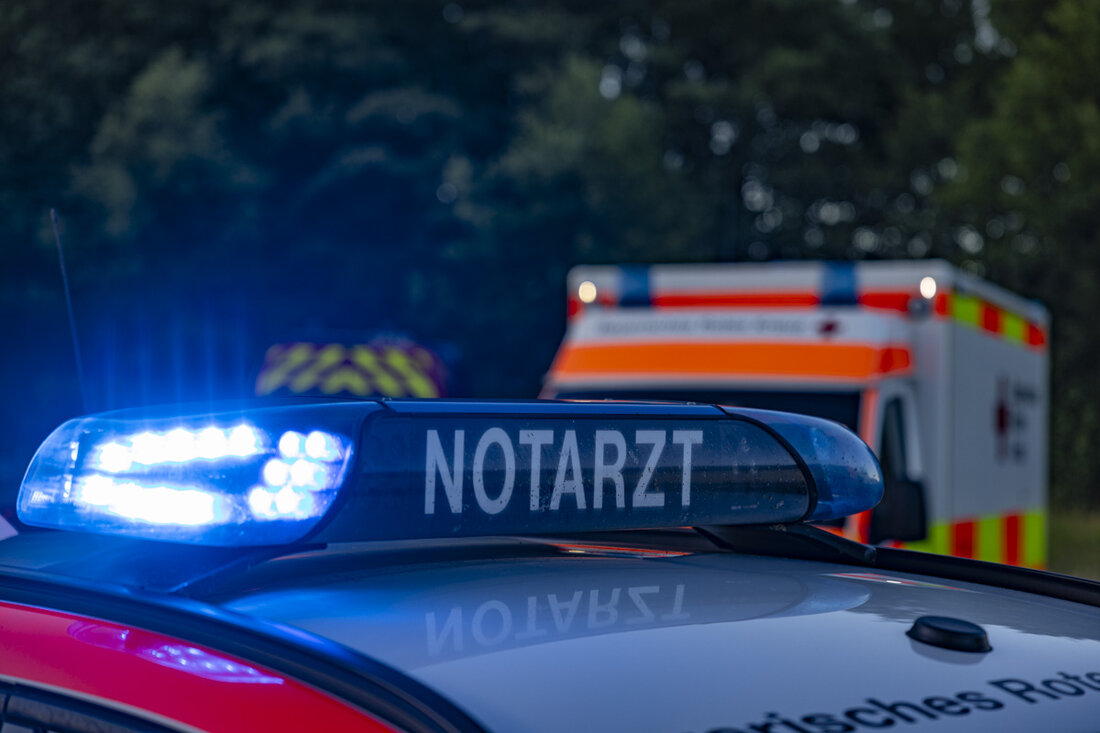 Ebnath. Bei einem Verkehrsunfall am Samstag wurden drei Personen teils schwer verletzt. Eine 66-Jährige übersah beim Abbiegen einen VW, es kam zum Zusammenstoß mit Totalschäden von etwa 50.000 Euro.