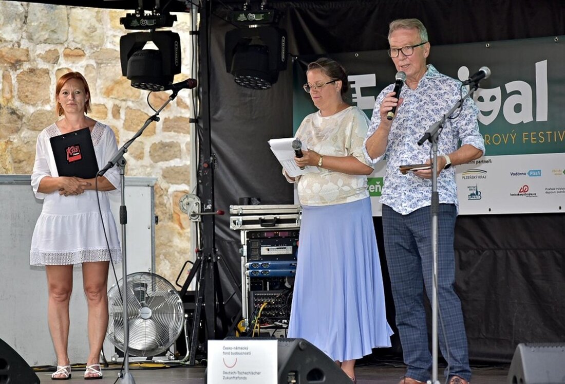 Weiden/Pilsen. Anlässlich des Festivals "Farbe auf der Straße" reiste eine Delegation des Oberpfälzer Kunstvereins in Begleitung von Bürgermeister Reinhold Wildenauer nach Pilsen, um dort an der Ausstellungseröffnung an der Pilsener Stadtmauer teilzunehmen.
