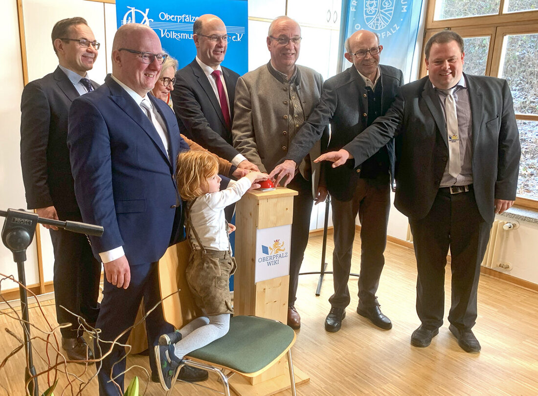 Neusath. „Der reichste Mensch der Welt meint, er muss sich bei uns einmischen“, ärgert sich Bezirkstagspräsident Franz Löffler. Mit der Freischaltung des OberpfalzWiki wollen die Initiatoren die Meinungsbildung im Internet nicht länger manipulativen Oligarchen wie Elon Musk überlassen.